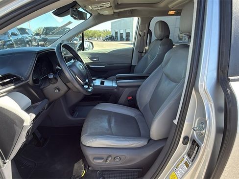 Used 2021 Toyota Sienna Limited image 11
