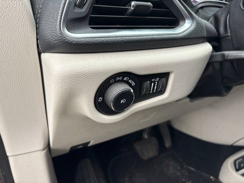Used 2020 Chrysler Pacifica Limited FWD image 20