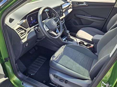 Certified 2025 Volkswagen Taos SE FWD image 12