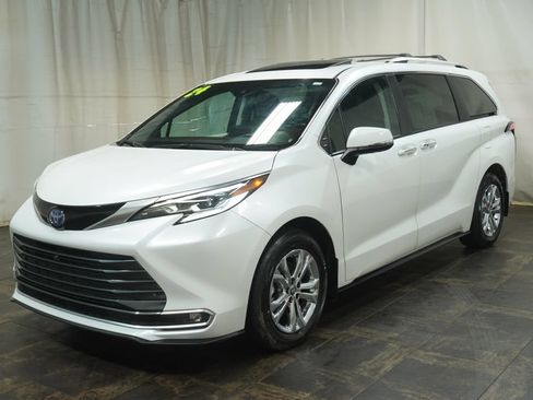 Used 2024 Toyota Sienna Platinum AWD/4WD image 2