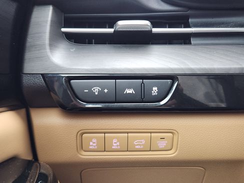 Used 2024 Kia Carnival EX image 22