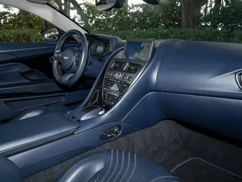 Used 2020 Aston Martin DB11 Coupe image 15