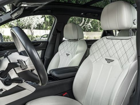 Used 2021 Bentley Bentayga AWD/4WD image 13