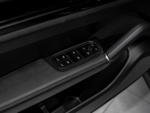 Used 2022 Porsche Cayenne image 38