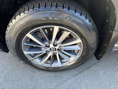 Used 2017 Toyota Highlander XLE AWD/4WD image 11