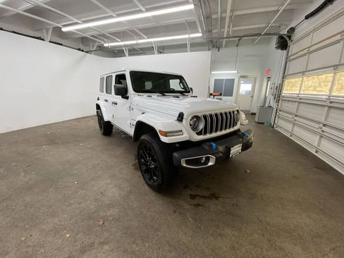 Used 2024 Jeep Wrangler Sahara AWD/4WD image 8