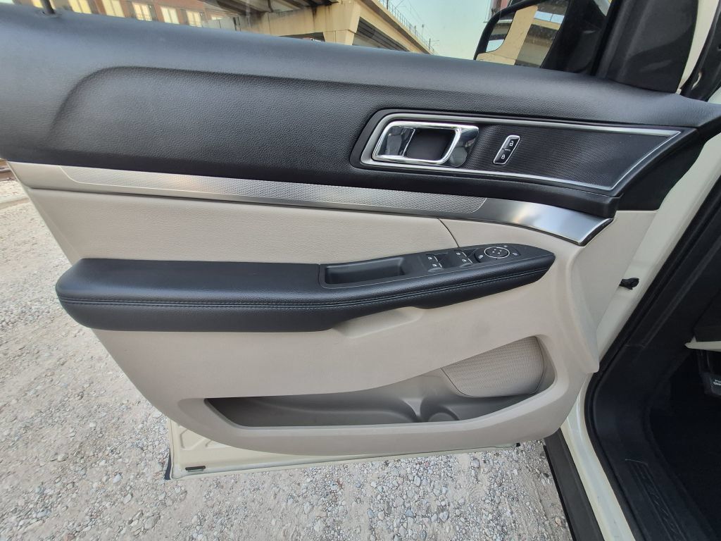 Used 2018 Ford Explorer XLT w/ Equipment Group 202A FWD image 11