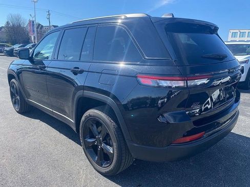 Used 2023 Jeep Grand Cherokee Altitude image 3