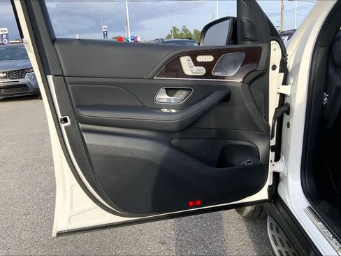 Used 2025 Mercedes-Benz GLS 63 AMG 4MATIC image 21