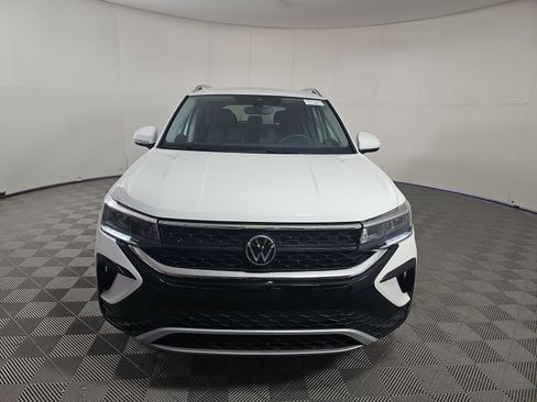 Used 2024 Volkswagen Taos SE image 2