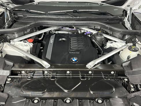 Used 2022 BMW X5 xDrive40i w/ M Sport Package AWD/4WD image 6