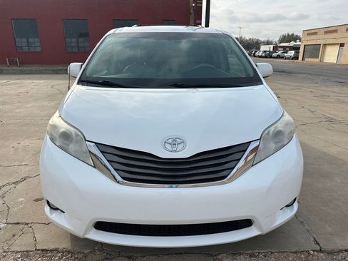Used 2013 Toyota Sienna XLE w/ Entertainment Pkg image 9