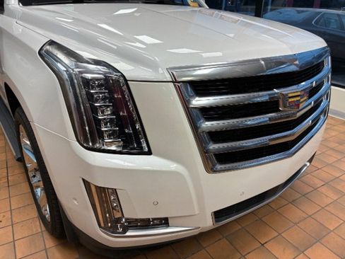 Used 2017 Cadillac Escalade ESV Premium Luxury image 2