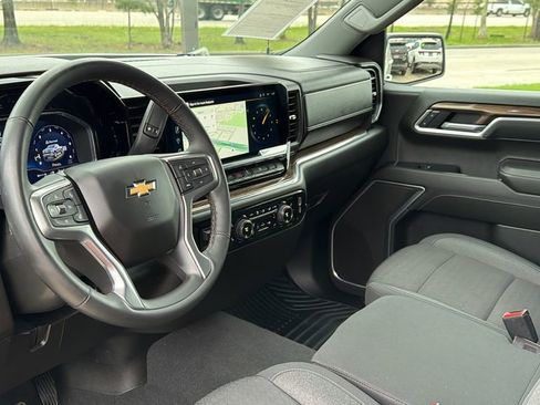Used 2025 Chevrolet Silverado 1500 LT image 2