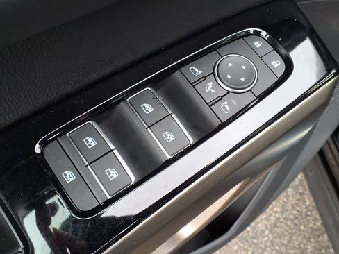 Certified 2025 Nissan Pathfinder Platinum w/ Black Appearance Package image 19