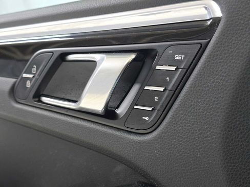 Used 2025 Porsche Macan AWD/4WD image 23