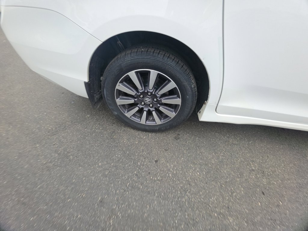 Used 2019 Toyota Sienna LE AWD/4WD image 9