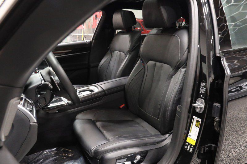 Used 2020 BMW 750i xDrive w/ Executive Package AWD/4WD image 38