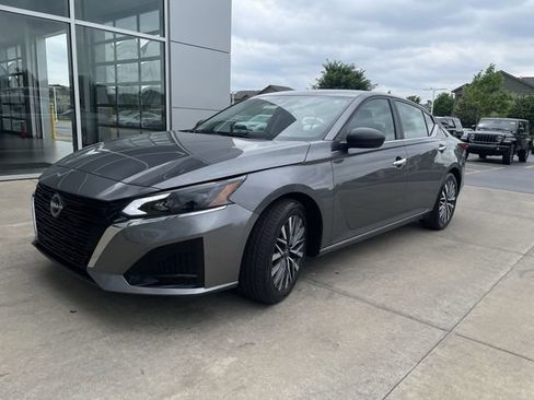 Used 2025 Nissan Altima 2.5 SV FWD image 12