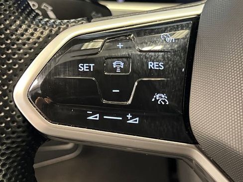 Certified 2022 Volkswagen Tiguan SE R-Line FWD image 21