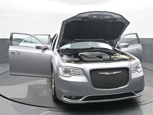 Used 2017 Chrysler 300 C image 54