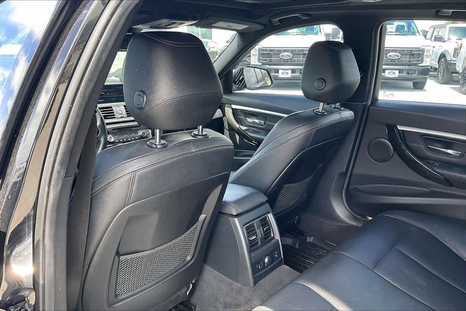 Used 2017 BMW 330i xDrive Sedan AWD/4WD image 12