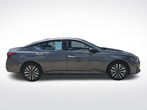 Used 2025 Nissan Altima 2.5 SV FWD image 10