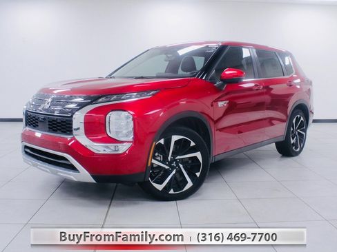 Used 2023 Mitsubishi Outlander SE image 1