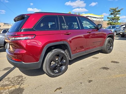 Used 2023 Jeep Grand Cherokee Limited w/ Black Appearance Package AWD/4WD image 7