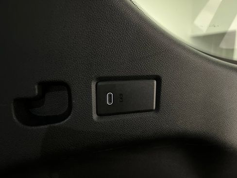 Used 2025 Chevrolet Suburban LT RWD image 34