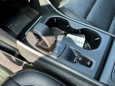 Used 2022 Volvo XC40 T5 Momentum image 19