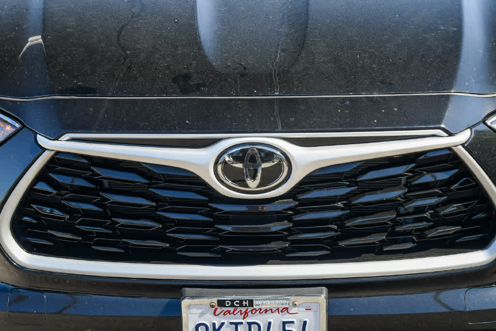 Used 2024 Toyota Highlander XLE FWD image 5