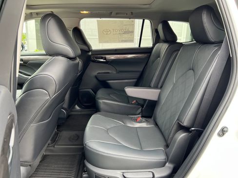 New 2026 Toyota Highlander Platinum AWD/4WD image 23
