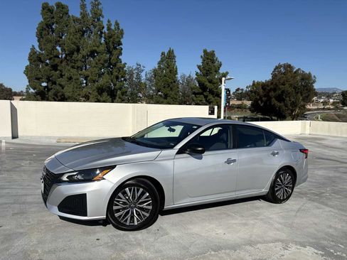 Used 2025 Nissan Altima 2.5 SV image 8