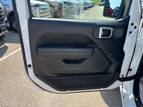 Used 2024 Jeep Gladiator Sport AWD/4WD image 7