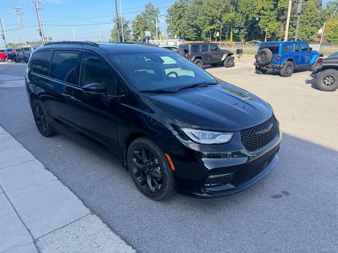 Used 2025 Chrysler Pacifica Limited FWD image 1