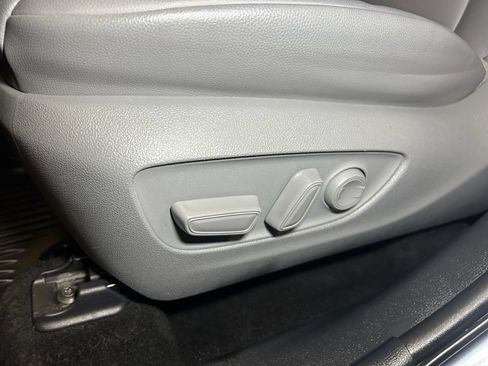 Used 2021 Toyota Highlander XLE AWD/4WD image 23