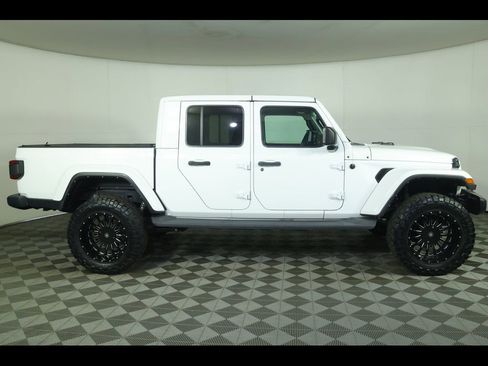 Used 2022 Jeep Gladiator Overland w/ Popular Equipment Package image 2