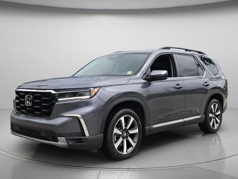 Certified 2025 Honda Pilot Touring image 9