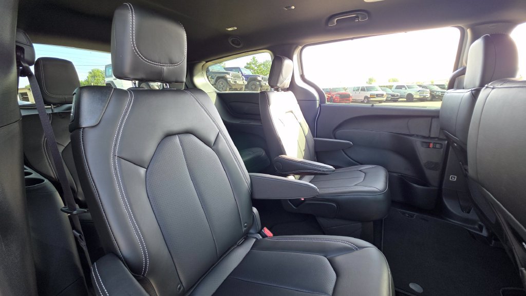 New 2027 Chrysler Pacifica Select FWD image 14
