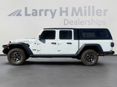 Used 2024 Jeep Gladiator Rubicon w/ Convenience Group AWD/4WD image 2