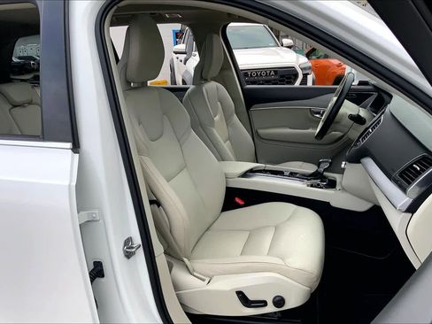 Used 2021 Volvo XC90 T5 Momentum w/ Climate Package image 9