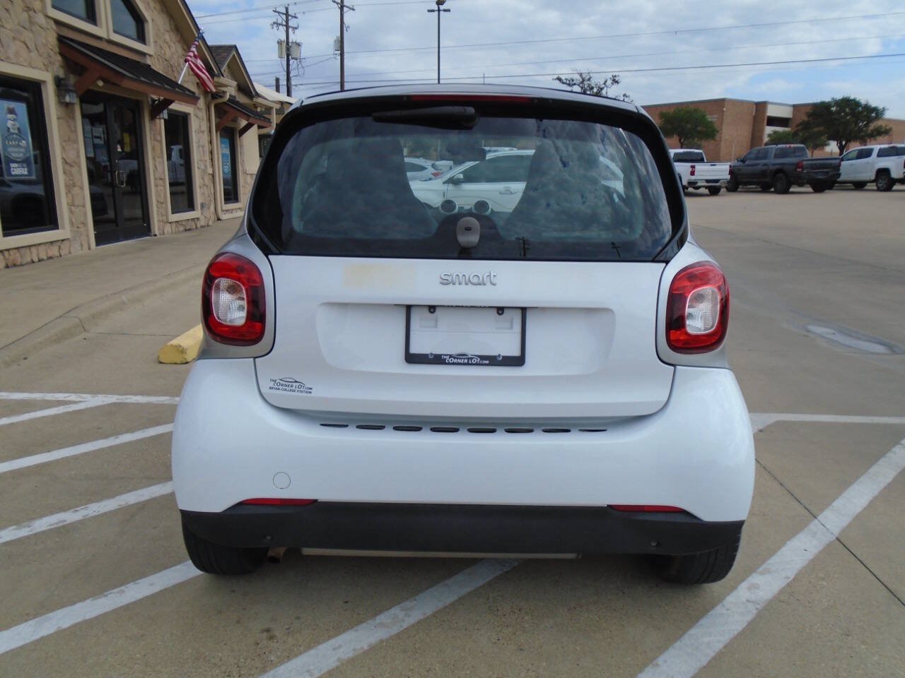 Used 2017 smart fortwo pure RWD image 6
