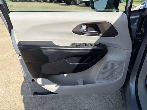 Certified 2021 Chrysler Voyager Lxi FWD image 6