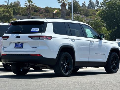 Used 2024 Jeep Grand Cherokee L Limited w/ Black Appearance Package AWD/4WD image 3