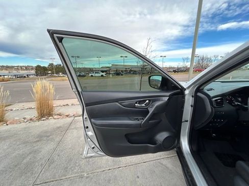 Used 2020 Nissan Rogue SV image 14