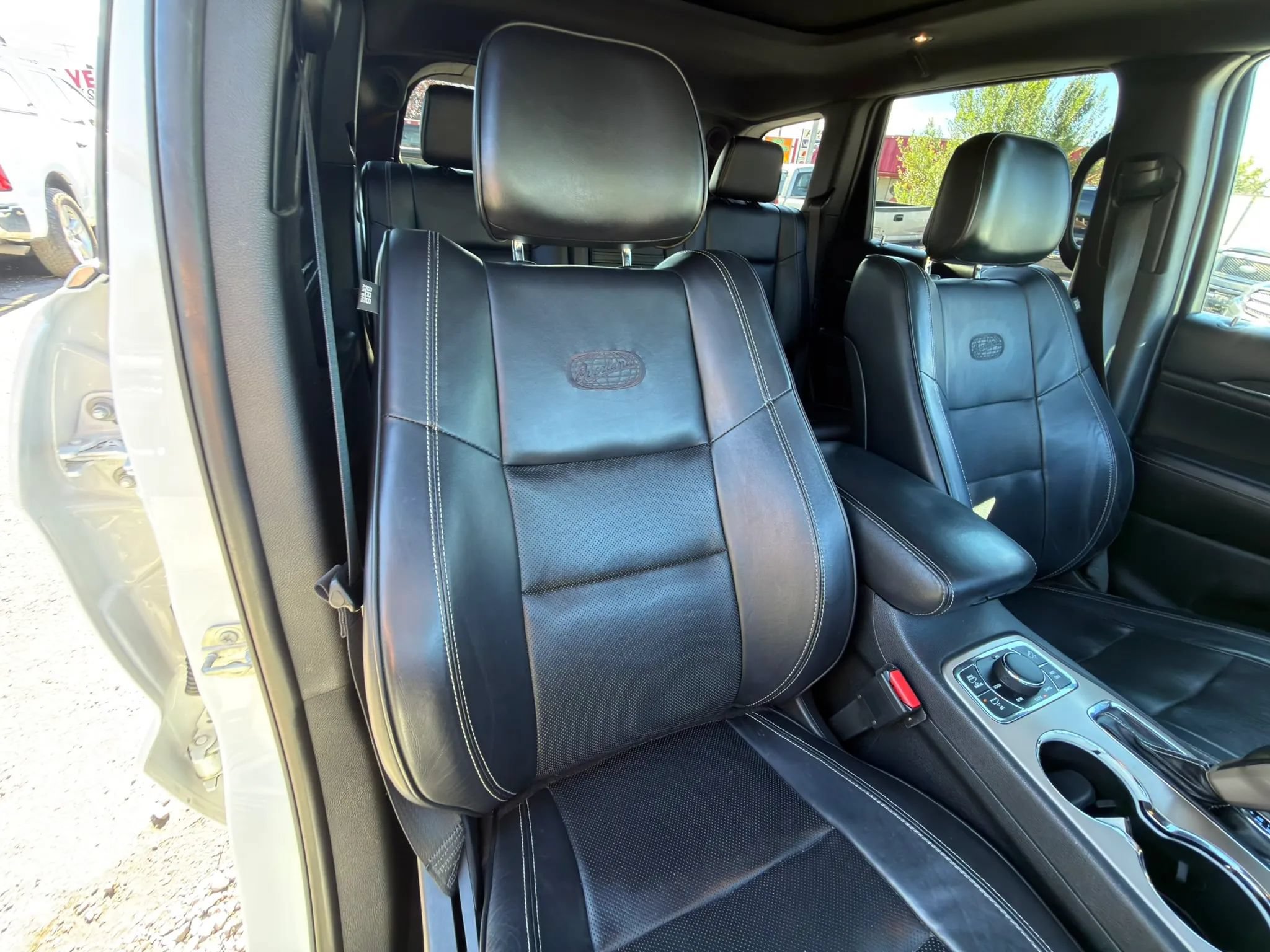 Used 2017 Jeep Grand Cherokee Overland AWD/4WD image 9