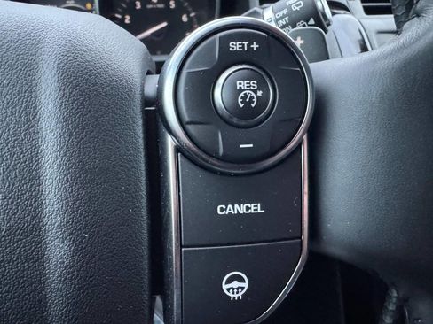 Used 2017 Land Rover Discovery SE image 18