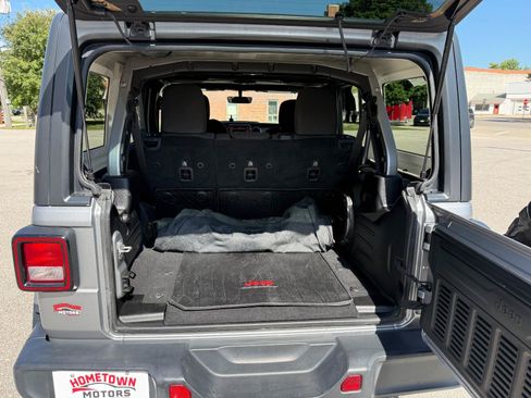 Used 2018 Jeep Wrangler Unlimited Sahara w/ Dual Top Group AWD/4WD image 14