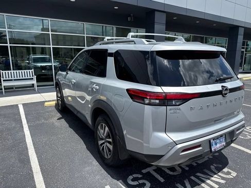Used 2023 Nissan Pathfinder SL FWD image 11